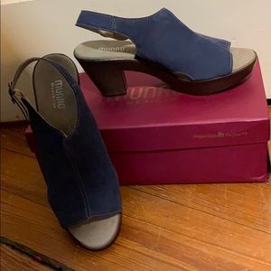 10.5 M. Munro Kirsten blue nubuck platform sandals